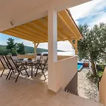 House Quercus Semesterbostad *