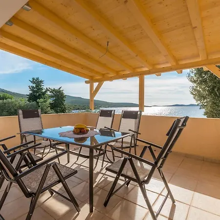 House Quercus * Dobropoljana